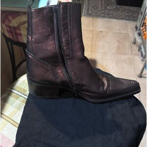 D2 Designer Men’s Boots size 43 Europe (USA 10). 2 inch heel.